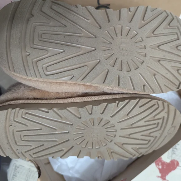 EUC UGG Neumel Cozy - Picture 4 of 7